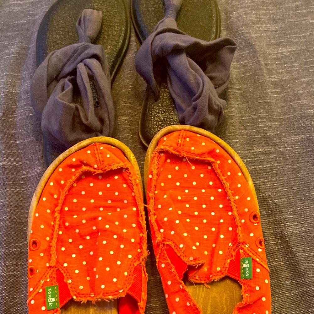 Two pair of girls sanuk shoes sz 3y guc